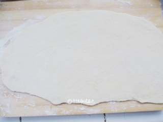 6、家常韭菜饼,快速整型成长条,撠成长方型面片,越薄越好