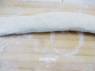 8、家常韭菜饼,两边封好口,轻轻将面条拉长。注意力度要轻,不要拉破面皮