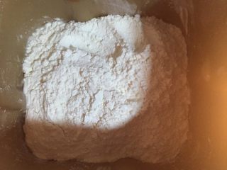 2、黑芝麻椰蓉面包棒, 除黄油和黑芝麻外，将其他材料放入面包机里，先按一个和面20分钟，揉至表面光滑