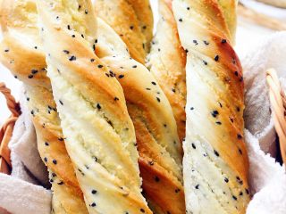 13、黑芝麻椰蓉面包棒,成品图