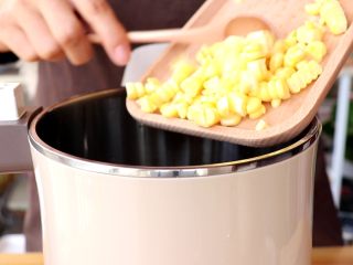 2、米香玉米汁（豆浆机版）,玉米粒倒入豆浆机中