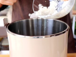 3、米香玉米汁（豆浆机版）,再倒入清洗干净的大米
