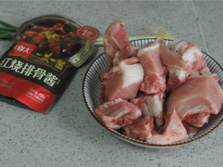 1、红烧排骨,排骨剁成段，红烧排骨酱和葱姜准备好