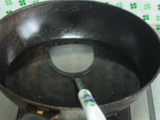 3、红烧排骨,锅里倒入半锅水