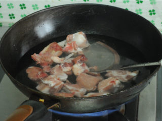 4、红烧排骨,将排骨段倒进去