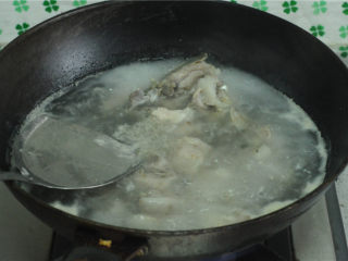 5、红烧排骨,大火烧开后，将表面的浮沫撇掉