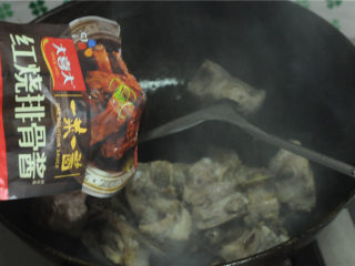 9、红烧排骨,倒入红烧排骨酱，翻拌均匀