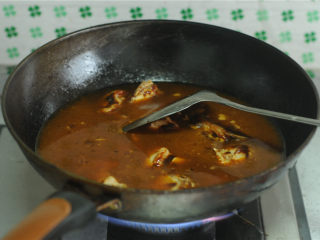 10、红烧排骨,沿着锅边淋入没过食材的水