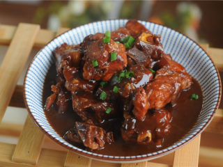 13、红烧排骨,出锅，撒上葱花装饰