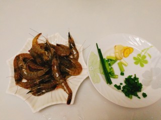 1、家常菜+红烧明虾,准备好食材