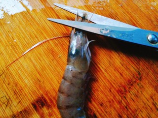 2、家常菜+红烧明虾,处理虾:先用剪刀剪掉须