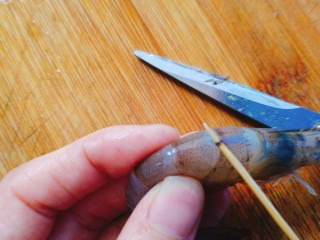 3、家常菜+红烧明虾,再用牙签挑出黑线