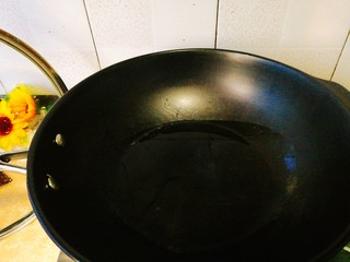 8、家常菜+红烧明虾,陶瓷炒锅起油锅