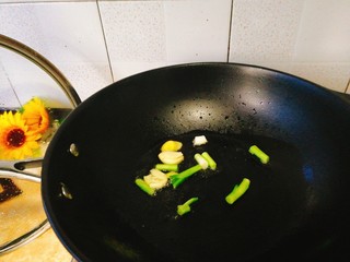 9、家常菜+红烧明虾,把姜蒜葱头爆香一下,