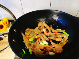 10、家常菜+红烧明虾,把虾下去快速翻炒