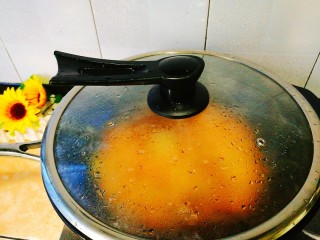 13、家常菜+红烧明虾,盖上盖子焖煮一会