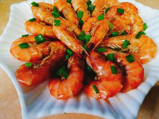 16、家常菜+红烧明虾,最后撒上葱花,特别诱人有木有呀,????????????????????