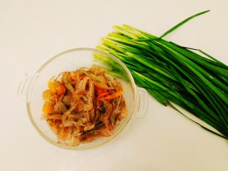 1、家常菜+韭菜炒小白虾,准备好食材