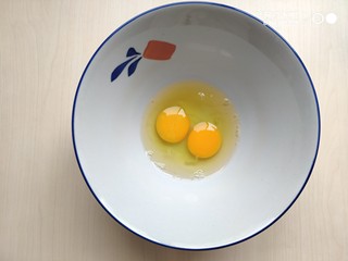 4、茴香小油条（不用手揉）,将两个鸡蛋打入大碗里。