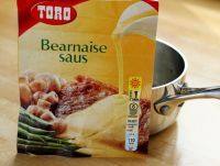 3、特色煎牛排,煮酱汁，超市里买来的粉末袋装边尼士汁（Bearnaise saus）