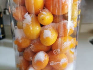 7、咸金桔【腌制方法】,待盐腌制金桔后，看见盐化水泡着金桔就可食用，但放置越久越入味。所以建议存放两三年后再开始使用效果比较好，可以每年都制上一小罐。不建议放冰箱或太阳光照射到的地方，那样容易增加水汽导致变质，最好放在阴凉干燥处。