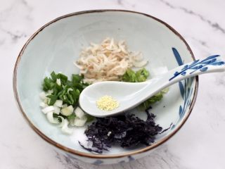 5、快手酸汤大馅馄饨,再放入鸡精增加口感。