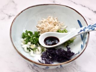 6、快手酸汤大馅馄饨,这个时候加入生抽调味调色。