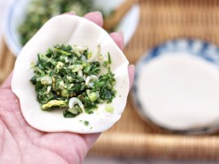 8、快手酸汤大馅馄饨,饺子皮里放入适量的馅料。