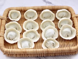 11、快手酸汤大馅馄饨,依次包好所有的馄饨。