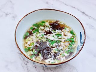 14、快手酸汤大馅馄饨,把煮馄饨的热水倒入碗里一些。