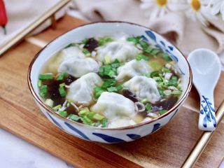 15、快手酸汤大馅馄饨,把煮熟的馄饨，捞入碗中搅拌均匀即可享用了。