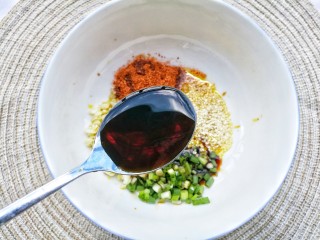 3、酸汤泡面,2勺生抽。