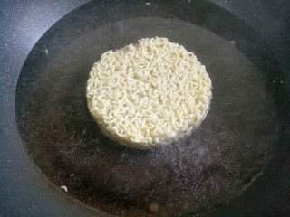 8、酸汤泡面,锅中烧开水放入方便面。