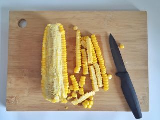 3、枸杞玉米烙,捞出玉米放凉，用刀切下玉米粒。