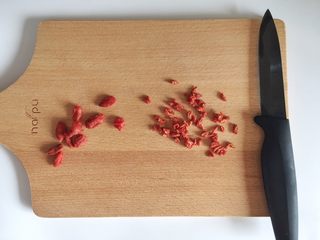 11、枸杞玉米烙,枸杞干切碎。