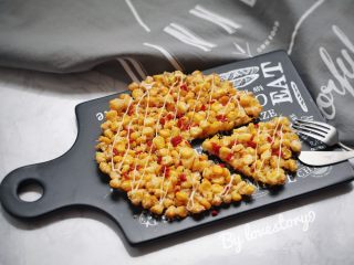 13、枸杞玉米烙,切块，食用起来更方便。