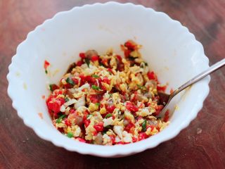 6、番茄虾仁鸡蛋水晶蒸饺,把所有食材搅拌均匀即可。