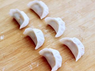 12、番茄虾仁鸡蛋水晶蒸饺,依次包好所有的蒸饺。