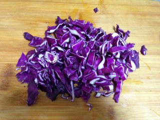 1、彩色简版凉皮,紫甘蓝洗净切碎