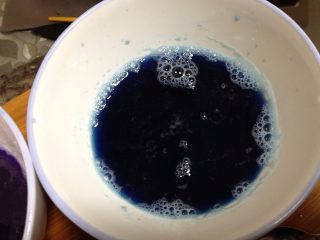 4、彩色简版凉皮,取80克原汁加入适量小苏打成蓝色汁
