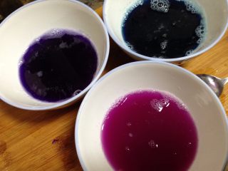 5、彩色简版凉皮,取原汁80克，这样就有三种颜色了
