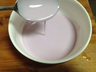 9、彩色简版凉皮,过滤好的面浆应该光滑细腻，用勺子挖起往下倒，可连成一条线