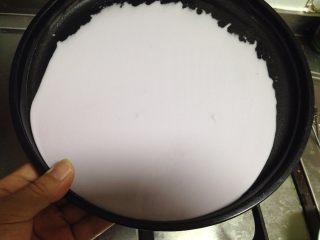 10、彩色简版凉皮,将适量面浆倒入盘里摇均匀，铺满盘底