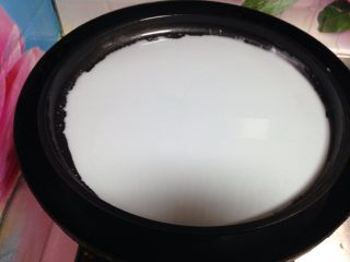 12、彩色简版凉皮,把盘子放入蒸架，加盖大火蒸