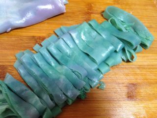 16、彩色简版凉皮,将凉皮切成条状备用