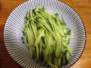 18、彩色简版凉皮,黄瓜切丝