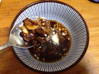 21、彩色简版凉皮,鸡粉、盐和菌菇油（没有菌菇油的可以不加，亲如果有兴趣可以去我的菜谱里观看菌菇油的制作）