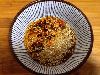 23、彩色简版凉皮,熟芝麻拌匀成浇料