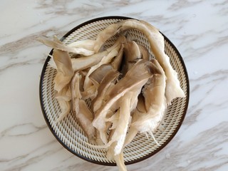 2、肉丝挂面,蘑菇洗干净撕成块儿备用