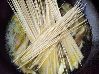 9、肉丝挂面,接着放入挂面